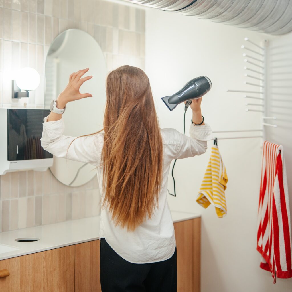 Troolissa on pukuhuoneet ja niiden yhteydessä sijaitsevat kuivauskaapit.