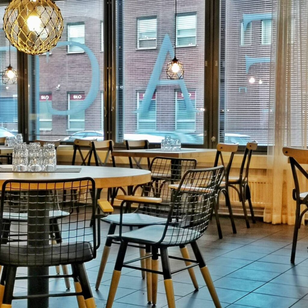 Troolissa lounaspalveluita tarjoaa Ravintola Factory.